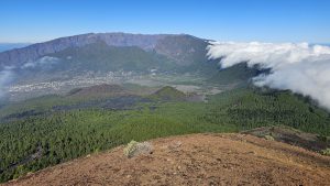 Passatwolken wabern über die Cumbre Nueva