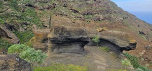Skurrile Felsformationen durch Auswaschungen