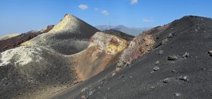 Bunte Süd-Seite der Krater-Landschaft