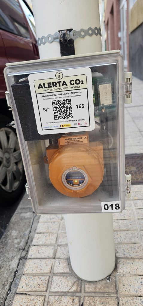 Kohlendioxyd-Messer am Laternenpfahl