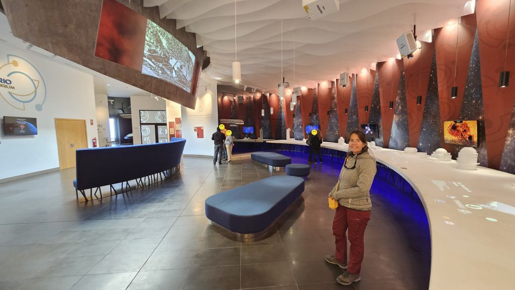 Großer Saal mit Beschreibung einiger Teleskope