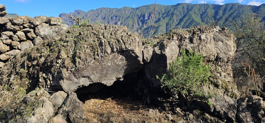 Lava-Blase am Wegesrand
