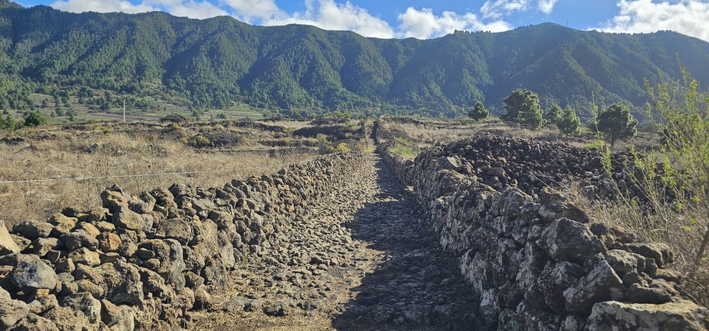 Steinerner Weg in Richtung Cubre