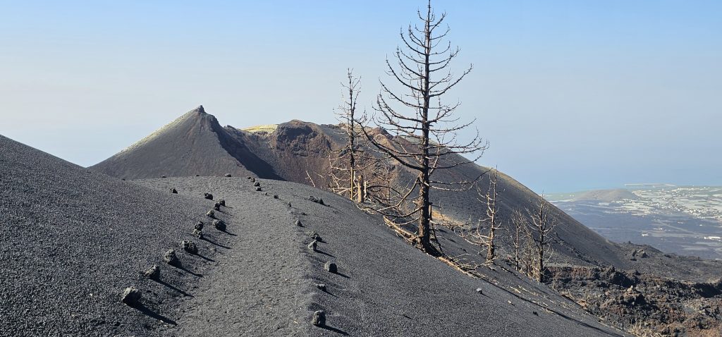 Auf dem Weg zum Krater des Volcán Tajogaite