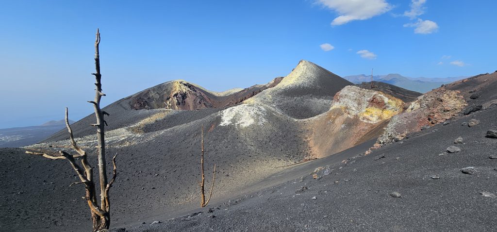 Bunte Süd-Seite der Krater-Landschaft