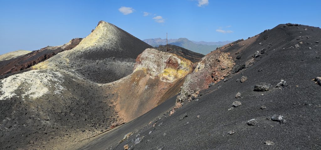 Bunte Süd-Seite der Krater-Landschaft