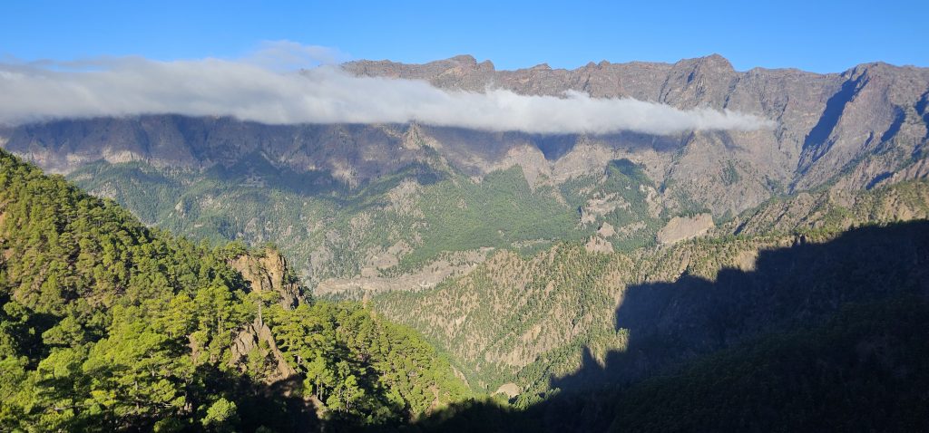 Blick vom Mirador de Los Roques in die Caldera de Taburiente im Zentrum der Insel La Palma