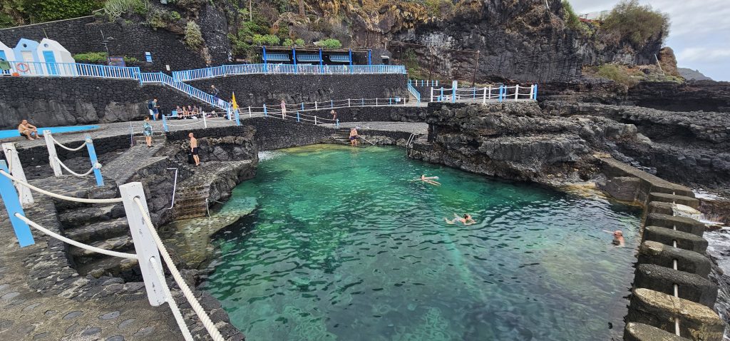 Naturschwimmbecken/Meerwasser-Pools Charco Azul in der Nähe von San Andrés im Nordosten der Insel La Palma