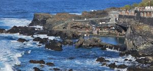 Naturschwimmbecken (Meerwasser-Pools) von La Fajana im Nordosten der Insel La Palma in der Nähe von Barlovento