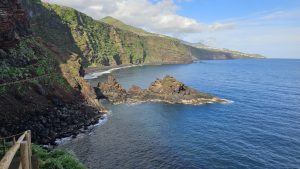 Playa de Nogales, ein zauberhafter Strand in der Gemeinde Puntallana im Nordosten der Insel La Palma; der Weg zum Strand ist schon atemberaubend