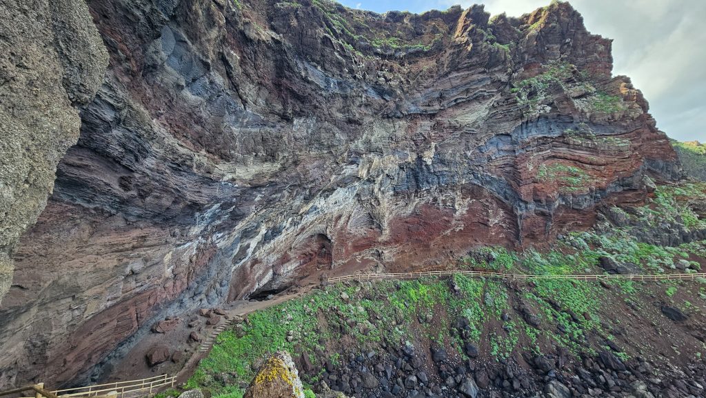 Playa de Nogales, ein zauberhafter Strand in der Gemeinde Puntallana im Nordosten der Insel La Palma; der Weg zum Strand ist schon atemberaubend