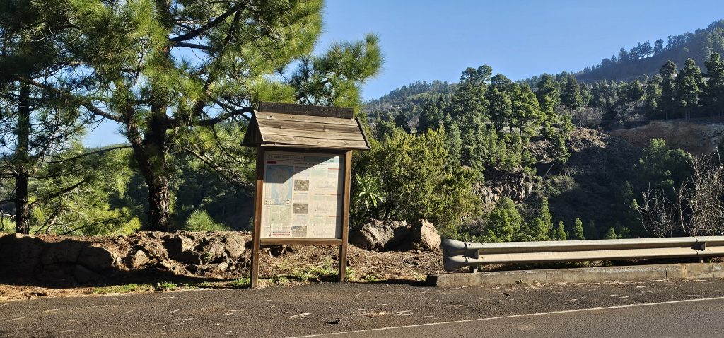 Barranco Izcagua Mandelblüte: Gegenüber dieses Schildes geht es los
