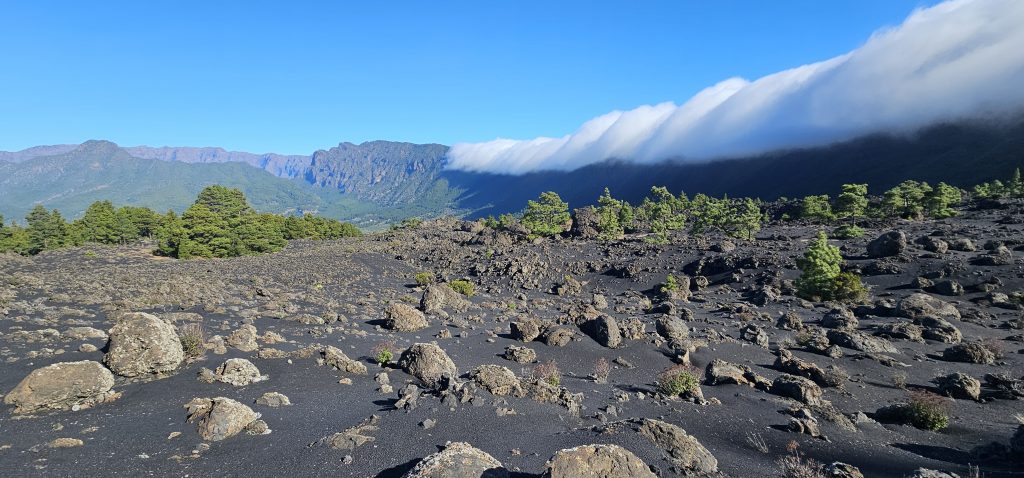 Rundwanderung El Paso - Llano del Jable - Tacande: Blick ins Aridanetal mit Wolken-Wasserfall an der Cumbre Nueva