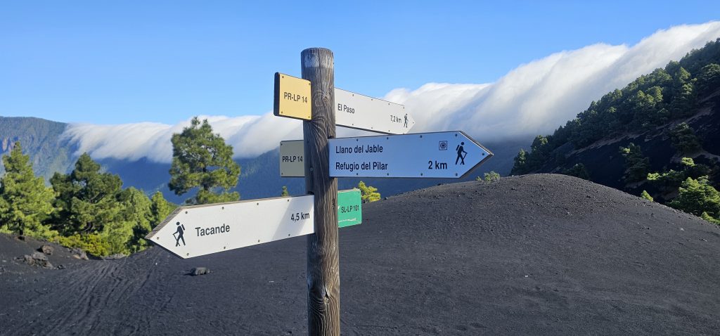 Rundwanderung El Paso - Llano del Jable - Tacande: Wegweiser vor dem Wolken-Wasserfall