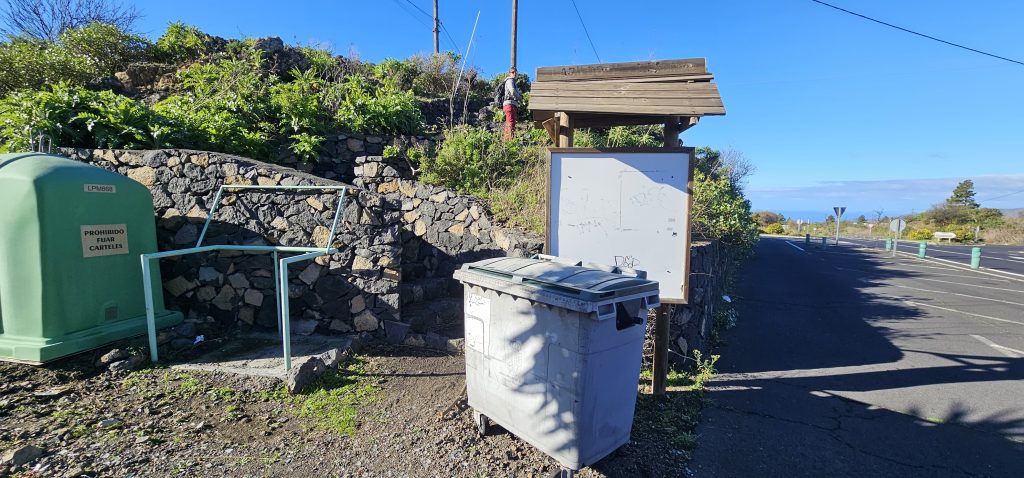Rundwanderung El Paso - Llano del Jable - Tacande: Startpunkt des Weges neben dem Müllcontainer