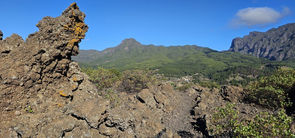 Rundwanderung El Paso - Llano del Jable - Tacande: Blick über das Lava-Feld zum Pico Bejenado und der Cumbre Nueva