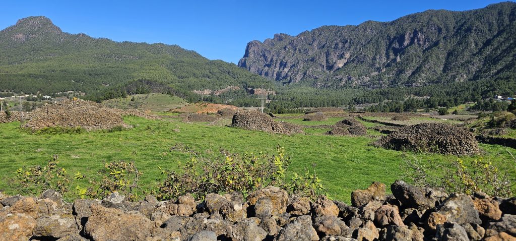 El Paso - Virgen del Pino: Aufgeschichtete Steinhaufen vor der Silhouette von Cumbre Nueva und Pico Bejenado