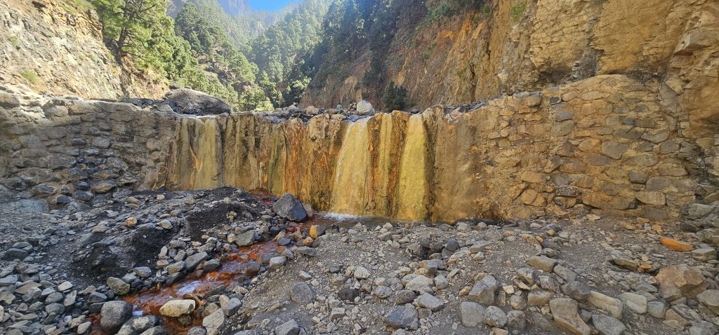 Los Brecitos - Barranco de las Angustias: Cascada de los colores