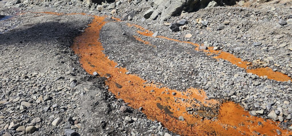Los Brecitos - Barranco de las Angustias: Eisenhaltiges Wasser kommt aus dem Boden