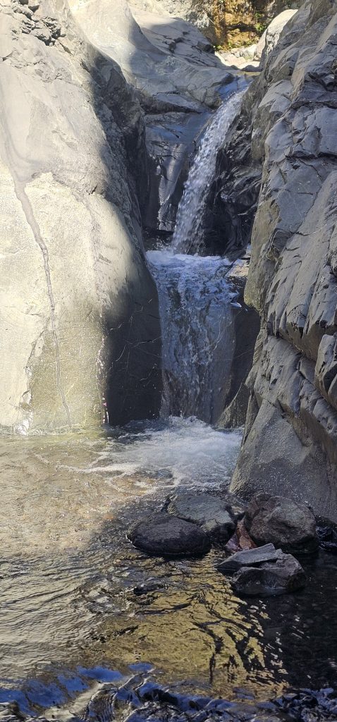 Los Brecitos - Barranco de las Angustias: Kleiner Wasserfall an der Felsbarriere