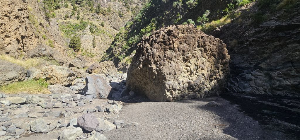 Los Brecitos - Barranco de las Angustias: Riesiger Lava-Brocken