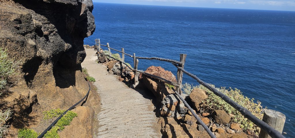 Poris de Lomada Grande: Gut ausgebauter Fußweg nach unten