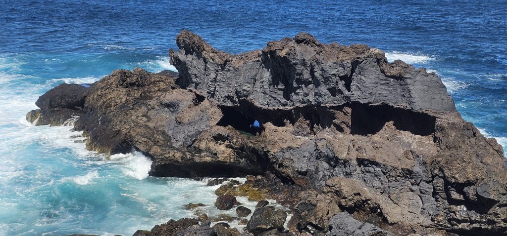 Poris de Lomada Grande: Fels an der Küste