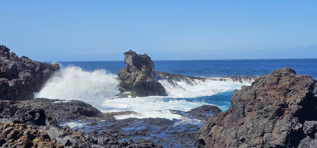 Poris de Lomada Grande: Wellen treffen auf die Küste